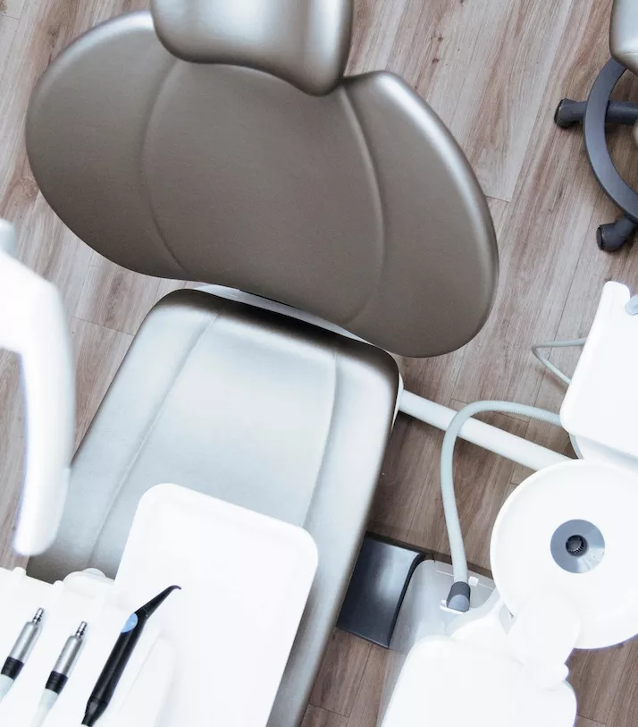 immagine raffigurante una poltrona dentistica con vari attrezzi