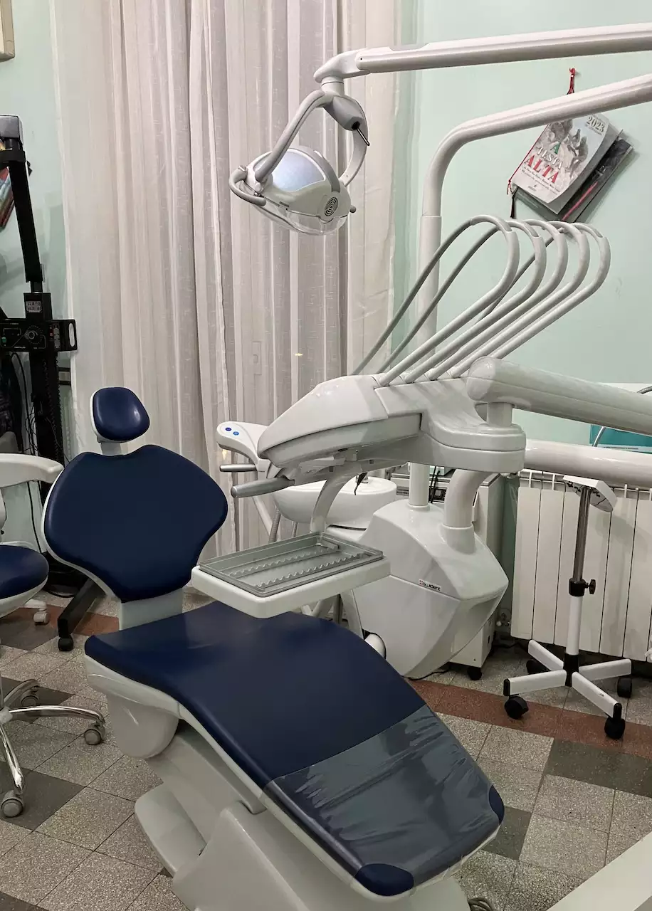 immagine studio dentistico con poltrona e attrezzature